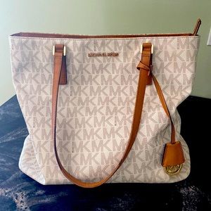 Beautiful, spacious, Michael Kors Bag! Perfect to pair with your summer outfit!!